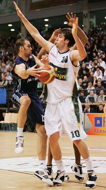 着他个人的 着他个人的